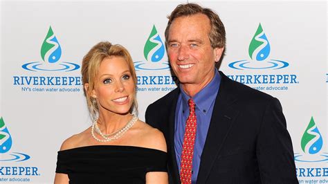 Naked RFK Jr. Makes Appearance in Wife Cheryl Hines Video。